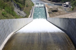胆沢ダムの水、放流